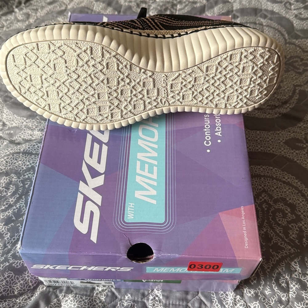 Skechers Wilshire Blvd Bellevue Women’s Black and Tan Sneakers Vegan Shoes - Picture 10 of 10